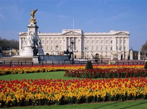 What It's Really Like Inside Buckingham Palace | Buckingham palace ...