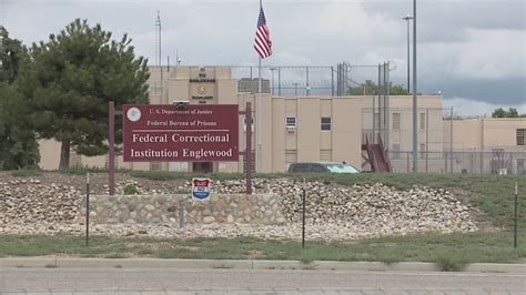 Federal prisoner’s escape was too easy, insiders say - YouTube