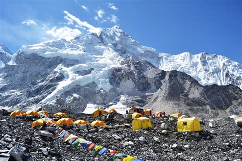 1,200 climbers at Everest Base Camp awaiting favorable weather ...