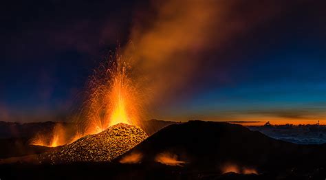 Stunning footage of Reunion island volcano spewing lava (VIDEO) — RT ...