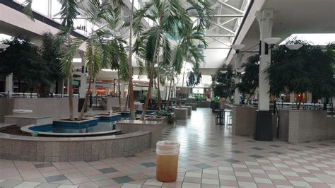 Abandoned (and now closed) Illinois Star Centre Mall in Marion, IL ...