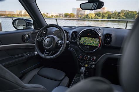 MINI Countryman hybrid interior & comfort | DrivingElectric