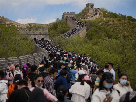 Photos of tourists packed onto the Great Wall of China look like they ...