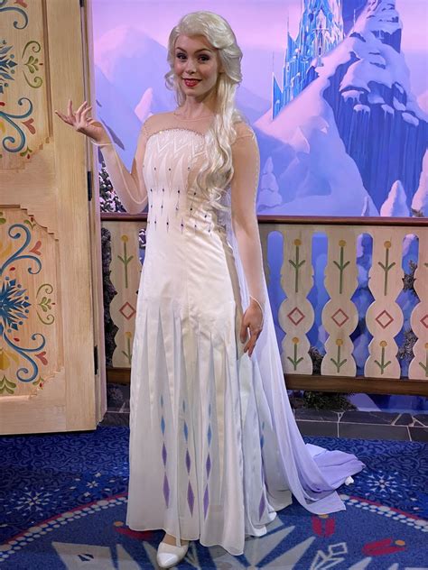 Elsa and Anna Debut New "Frozen 2" Costumes at Epcot - LaughingPlace.com