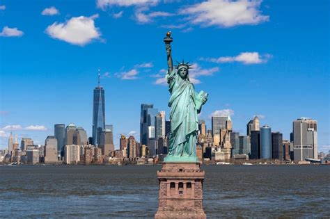 La Statue De La Liberté Sur La Scène De La Ville De New York Bord De La ...