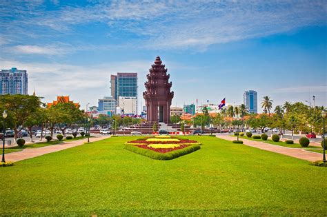 Phnom Penh Independence Monument - Historical Landmark in Phnom Penh ...