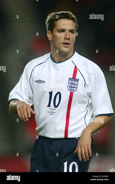 MICHAEL OWEN ENGLAND & LIVERPOOL FC 16 October 2002 Stock Photo - Alamy