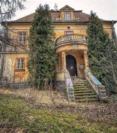 Old Abandoned House | Old abandoned buildings, Old abandoned houses ...