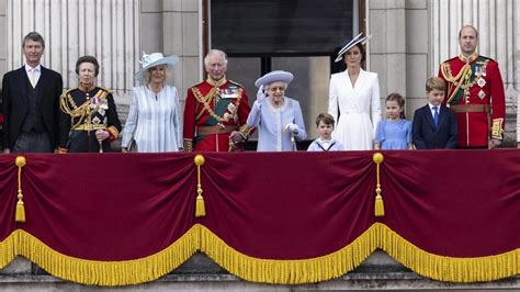 Queen Elizabeth overlooks Buckingham Palace balcony for platinum ...