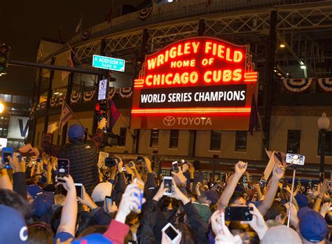 16 incredible photos of Cubs fans losing their minds in Chicago after ...