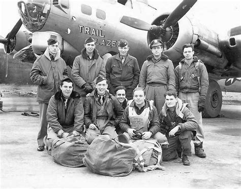 B-17G Bomber TRAIL BLAZER crew | World War Photos