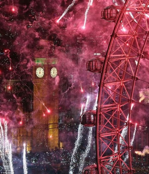 Incredible 360-degree image of London's stunning firework display lets ...