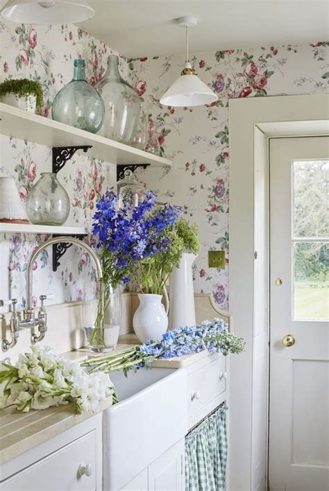 35 Chic Floral Wallpaper Kitchen Decor Ideas - DigsDigs