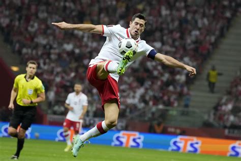 Robert Lewandowski the star as Poland names World Cup squad | AP News