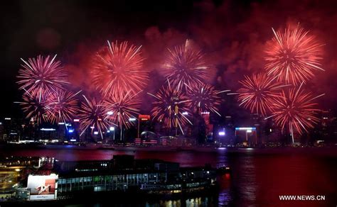 Fireworks illuminate sky in celebration of China's National Day(1/7)