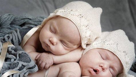 Baby Twins Sleeping 2 | Chat calin, Calin, Jumeaux