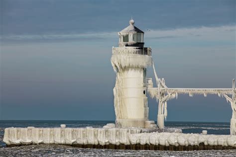 Michigan Lighthouses Covered In Ice Reveals The Picturesque Beauty Of A ...