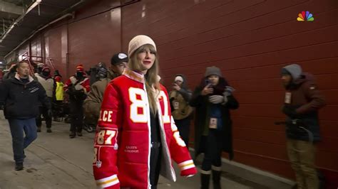 Taylor Swift rocks Kelce jacket made by Kristin Juszczyk to Chiefs game ...