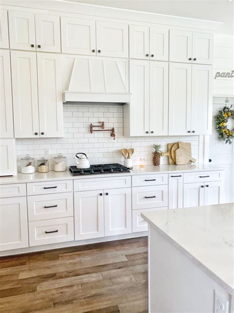 34+ Farmhouse White Kitchen Cabinets With Black Hardware Images - WoodsInfo