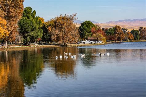 23 Fishing Lakes in CALIFORNIA (Serene, Picturesque, & Fun)