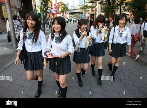 Étudiant japonais en allant à l'école à Tokyo au Japon Banque D'Images ...