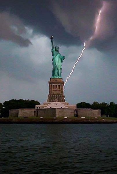 Amazing video where lightning strikes the Statue of Liberty | YAAY ...