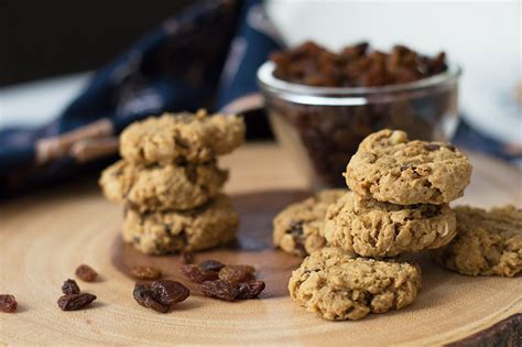 Vegan low sugar oatmeal raisin cookies - With no specialty ingredients ...