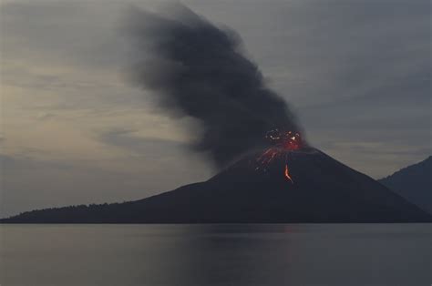 Indonesia's Anak Krakatau volcano unleashes twin fury, dark cloud ...