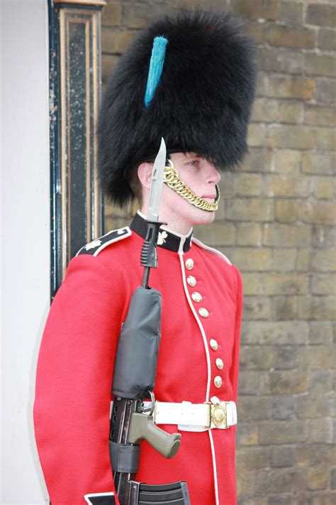 A Guide to Changing of the Guard at London's Buckingham Palace | London ...