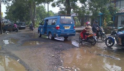 Warga Kebon Bawang Jakarta Utara Keluhkan Jalan Rusak - Warta Kota