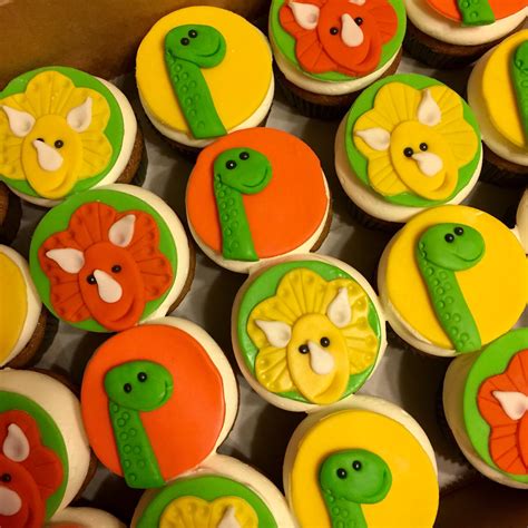 Dinosaur cupcakes with marshmallow fondant toppers #decoratedcupcakes # ...