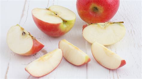 How to keep your crisp, fresh apple slices from turning brown and sad ...