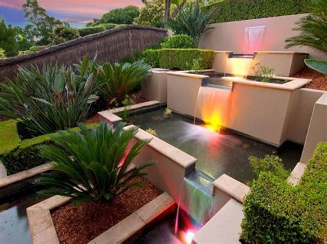 25 Modern Gardens with Water Features