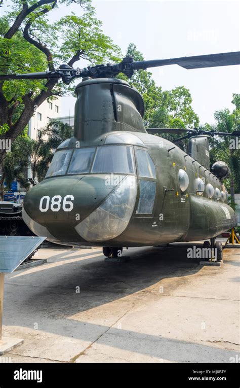 US Army Boeing CH-47 Chinook helicopter from the Vietnam War on display ...