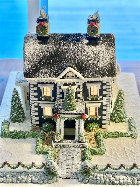 Pin by Bonnie :: organizeme.com on Gingerbread house decorations ...