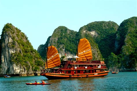 Hạ Long Bay,Vietnam: - Tourist Resorts