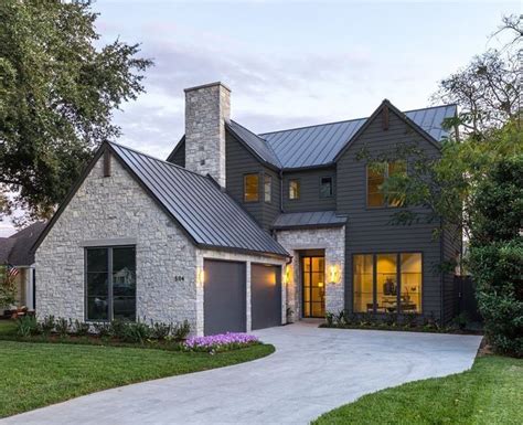 The Beauty Of Dark Grey Modern Farmhouse Exterior – DECOOMO