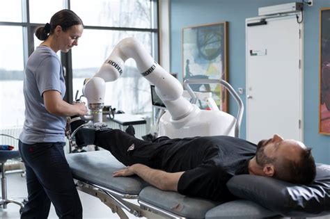 Rehab Robot ROBERT supports physiotherapists in their work | KUKA AG