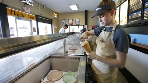 Cedar Crest ice cream: Say 'hi' to Bernice the cow! | Making Manitowoc