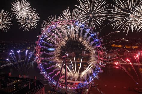 Revellers forcing their way into London NYE fireworks without tickets ...