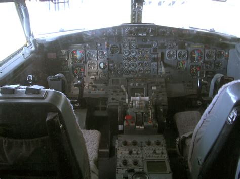 Boeing 737-200 medium jetlinerCockpit of a Boeing 737-200 medium ...