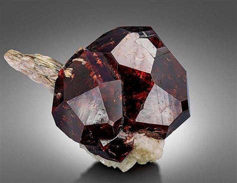 Garnet - The Colors and Varieties of Garnet - Geology In