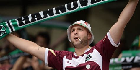 Hannover 96-Fans erleichtert: Lieblingsverein bleibt oben - taz.de