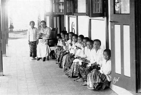 Potret sekelompok anak gadis dengan kerajinan tangan di Kuningan, Jawa ...