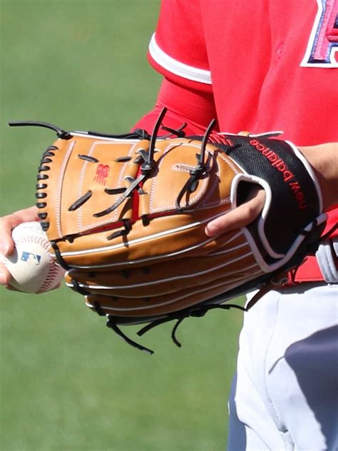 Shohei Ohtani using a New Balance glove (probably an a2k) : r ...