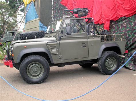 Land Rover Defender Walk Around Page 1