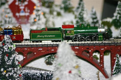 Lou Angelucci’s Christmas N Scale Layout – Small Model Railroads