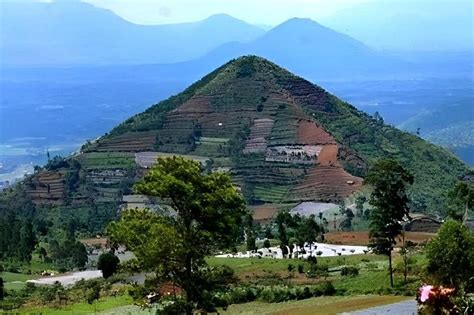 Indonesia’s Gunung Padang could be the world’s oldest pyramid: Study ...