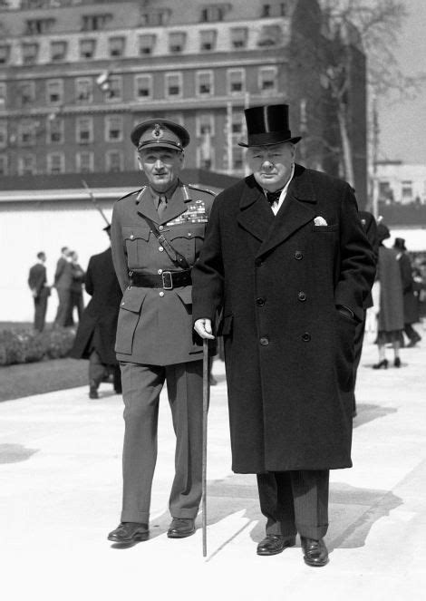 Winston Churchill ( líder británico) acompañado del gran militar ...