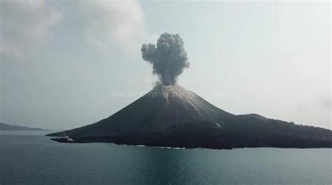 Gunung Anak Krakatau Meletus